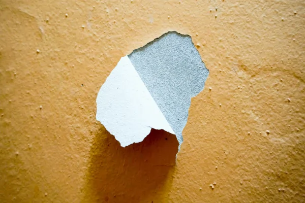 Bubbling, flaking, or peeling paint on walls